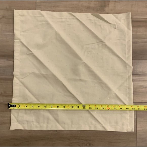 Kate Spade New York  Silver/Grey "Larabee Dot" Tablecloth 58"x99" and 6 Napkins - Picture 7 of 15